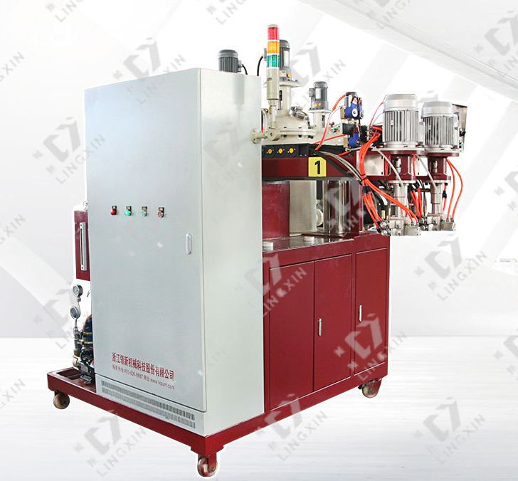 水箱聚氨酯模塊發(fā)泡機(jī)